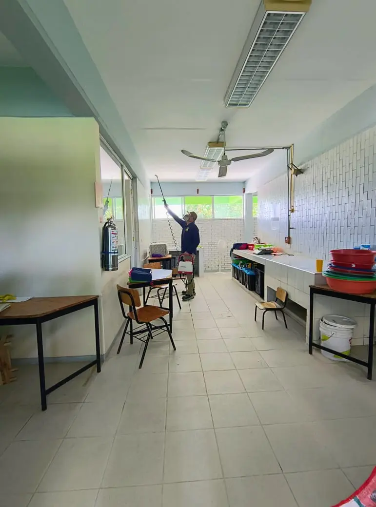 Técnico de EXPROPLAG realizando una aplicación en una cocina institucional