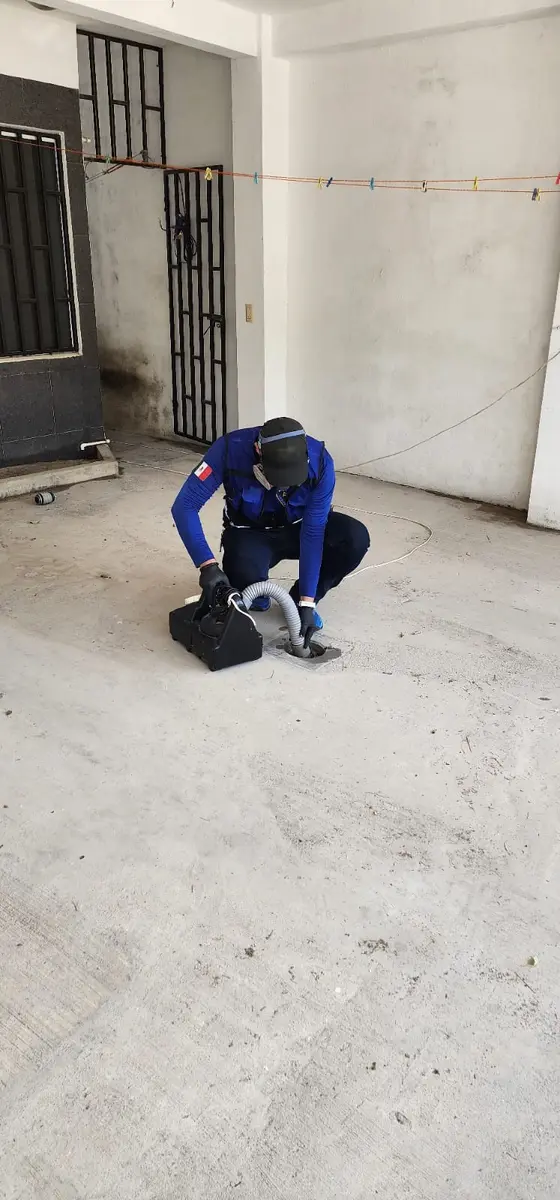 Técnico atendiendo un registro en un área perimetral